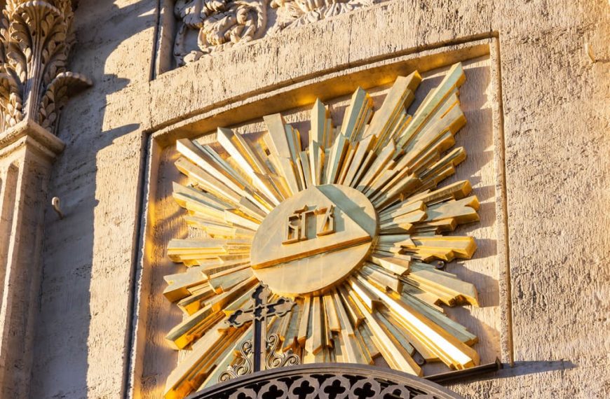 What Are Female Masons